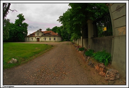 Czerniejewo - zesp paacowo_ parkowy Lipskich_ fragment ogrodzenia i jedna z oficyn