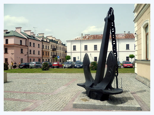 Rynek Solny. kotwica ze statku Ziemia Zamojska