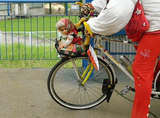 Ludowo na rowerze. Zdjcie z okna pocigu na trasie owicz - Warszawa.