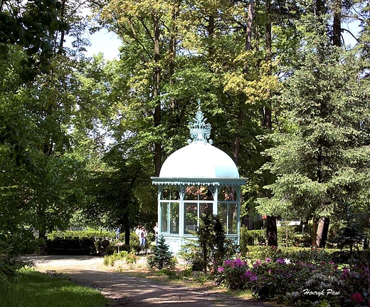 Dom Zakonny i Wysze Seminarium Duchowne w Bagnie.Altana w parku krajobrazowym.
