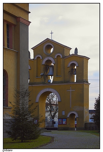 Goliszew - dzwonnica przy kociele parafialnym Niepokalanego Poczcia NMP