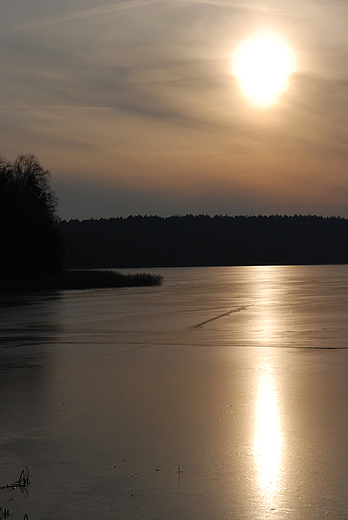 Zimowy zachód słońca nad jeziorem Wysokie Brodno