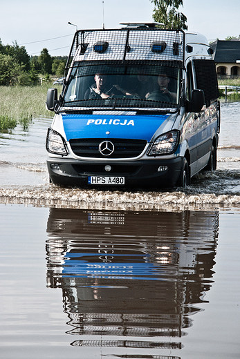 Policja jedzie. Pynie. Sam ju nie wiem. Przez Skarysko Kocielne