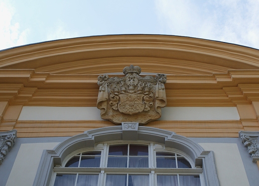 Kartusz herbowy rodu Hocbbergw na cianie wschodniej budynku bramnego.