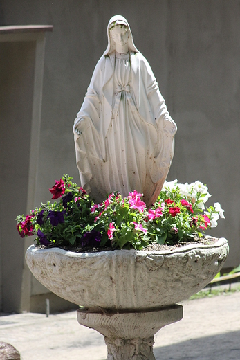 Figurka Maryi na terenie sanktuarium w Gietrzwadzie