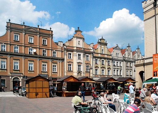 Opole. Pierzeja plnocna rynku. Z lewej kamienica nr 11- dawny zajazd pocztowy.