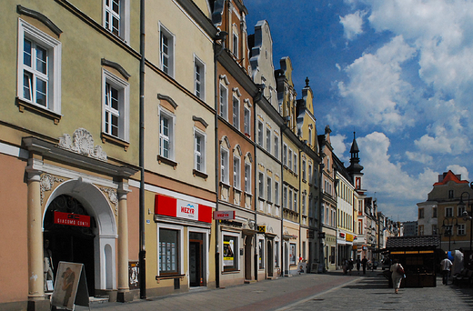 Opole. Zabytkowe kamieniczki w rynku.