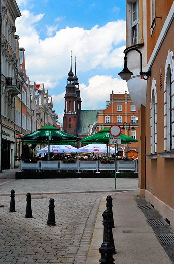 Opole. Fragment zabytkowego rynku. W gebi katedra.