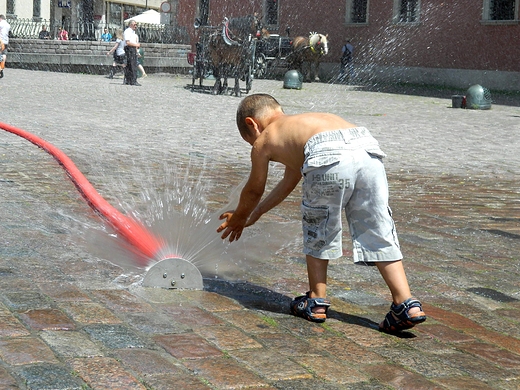 Upa w Warszawie. cianka wodna na Placu Zamkowym.