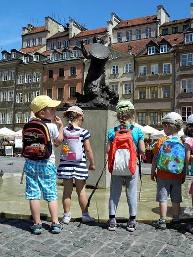 Warszawa. Pod pomnikiem Syrenki na Starwce.