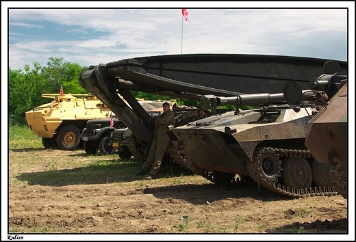 Kalisz - XI Piknik Militarny Kaliska Linia Maginota_ na pierwszym planie most BLG 67 MP