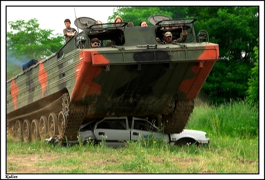 Kalisz - XI Piknik Militarny Kaliska Linia Maginota_ amfibia PTS najeda na samochd