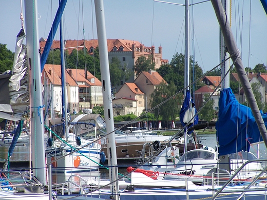 Ryn, port jachtowy - w gbi zamek krzyacki.