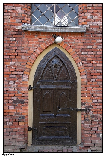 Tykadw - zabytkowe, drewniane boczne drzwi kocioa
