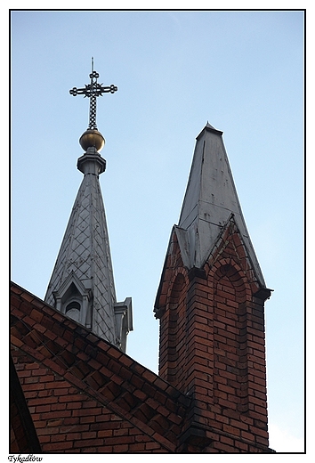 Tykadłów - fragment frontowej i bocznej wieży kościoła