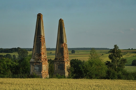 Wouczyn. Obeliski bramne z XVIII w.