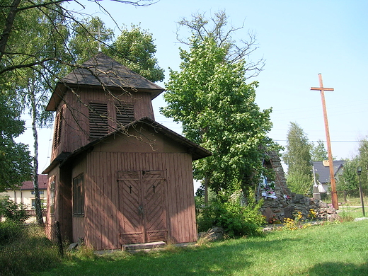 Drewniana dzwonnica ze skadzikiem w Mroczkowie
