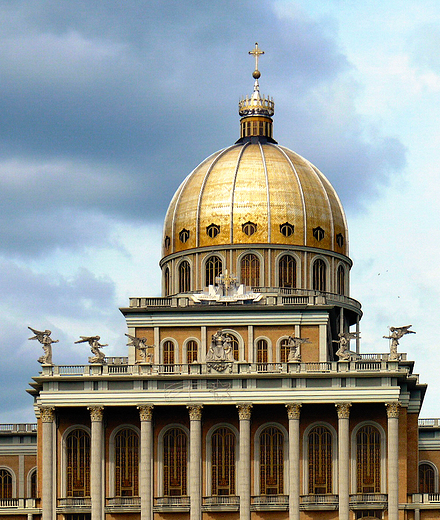 Liche Stary. Sanktuarium Maryjne.Kopua bazyliki.