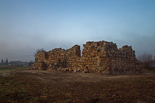 Ruiny gotyckiego kościoła w Zajączkowie