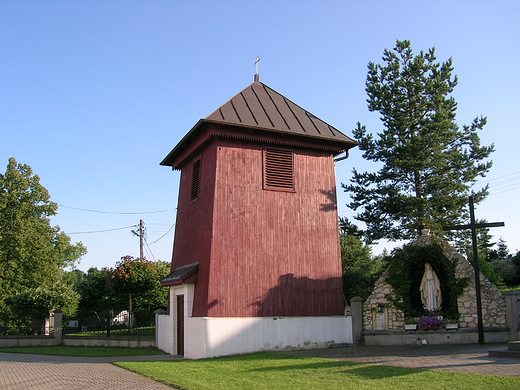 Drewniana dzwonnica z XIX w. w Chlinie