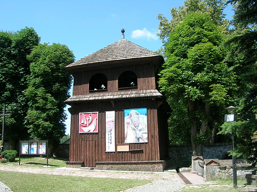 Drewniana dzwonnica z trzema dzwonami w Maogoszczy