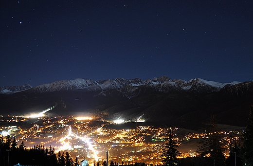 Widok na Zakopane i Tatry noc. Gubawka