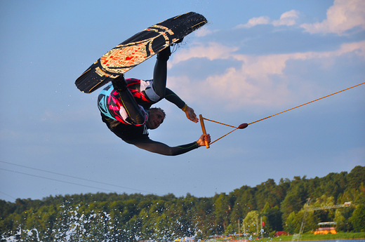 Podniebne loty wakeboardzistów za wyciągiem nart wodnych na jez. Necko w Augustowie...