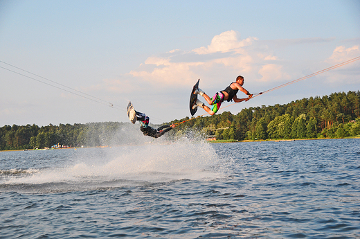 Podniebne loty wakeboardzistw za Elektrycznym Wycigiem Nart Wodnych na jez. Necko w Augustowie...