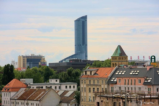 Budynek Sky Tower widziany z dachu - parkingu Galerii Dominikaskiej.j.