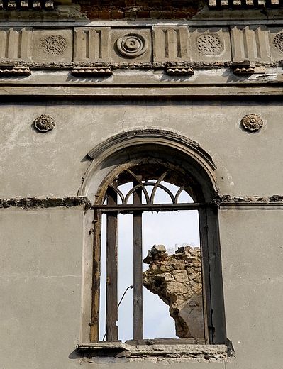 Detal frontonu dziaoszyckiej synagogi