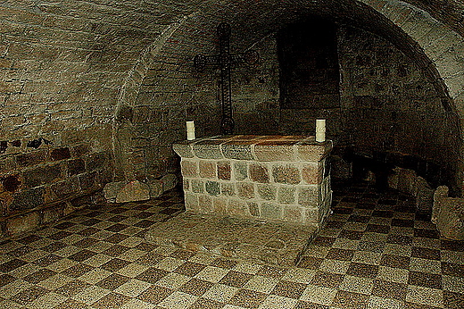 Romaska krypta w klasztorze w Mogilnie