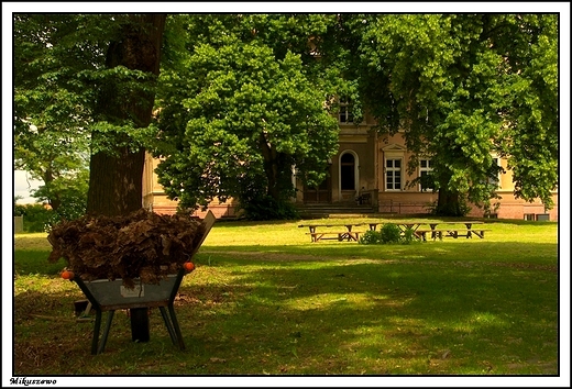 Mikuszewo - park krajobrazowy obok neorenesansowego paacu z ok.1890 r