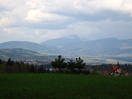 Babia Gra widziana z miejscowoi Naprawa. Beskid Makowski