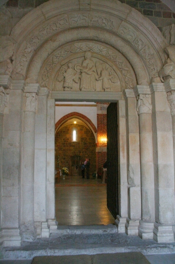 Romaski portal oraz wntrze Kolegiaty w Tumie