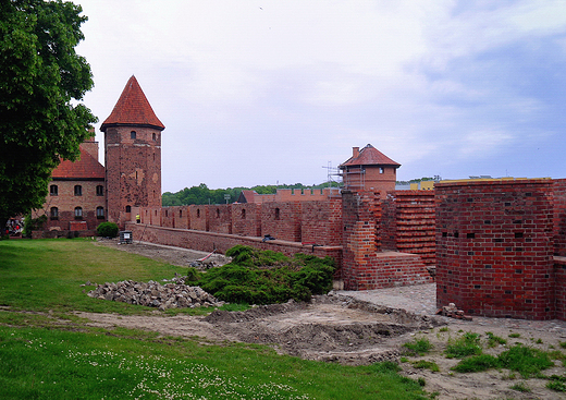 Malbork. Zamek-mury obronne.