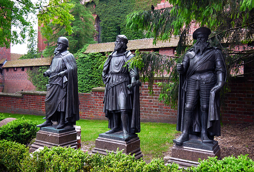 Malbork. Posgi Wielkich Mistrzw.