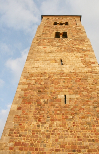 Jedna z wież Kolegiaty w Tumie