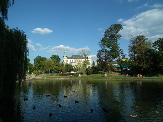 Park miejski im. Stanisawa Staszica w Kielcach w tle paac Biskupw Krakowskich