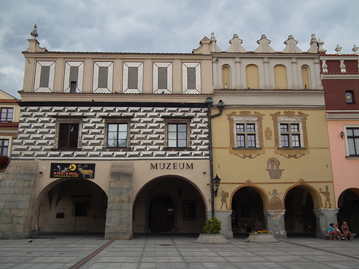 kolorowe kamieniczki w rynku - Tarnw