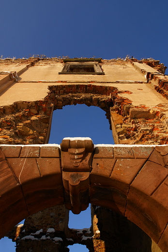 Fragment portalu. Ruiny w Bodzentynie