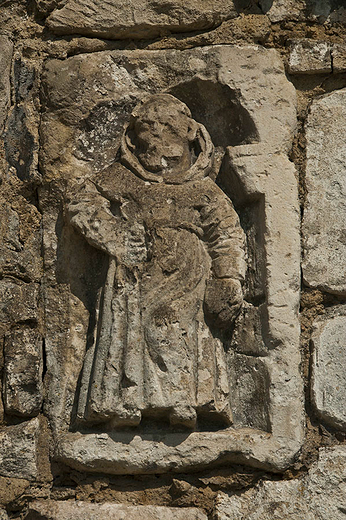 Dobrowoda - fragment kapliczki wykorzystany jako wtrny element budowlany