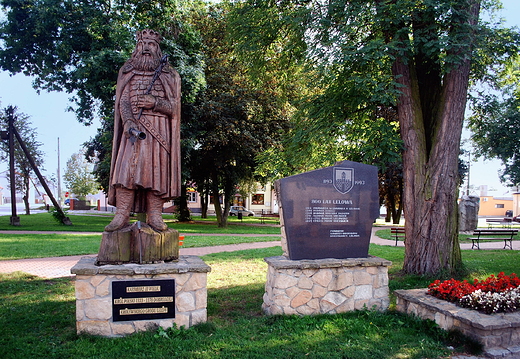 Lelw. Pomnik Kazimierza Wlk. i obelisk upamietniajcy 800 lecie wsi.