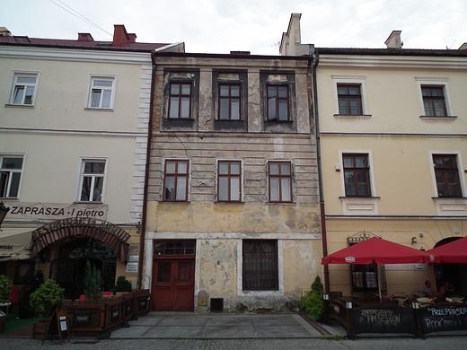 a ta czeka w kolejce na renowacj w rynku - Tarnw