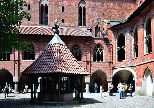 Malbork. Studnia na dziedzicu Zamku Wysokiego.