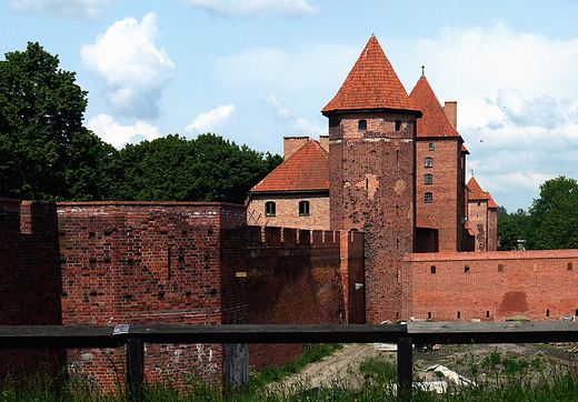 Malbork. Mury obronne zamku krzyackiego.