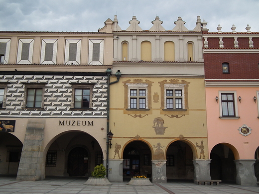 kolorowe kamieniczki w rynku - Tarnw