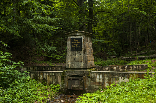 obelisk na potoku Bekotka w Iwoniczu Zdroju