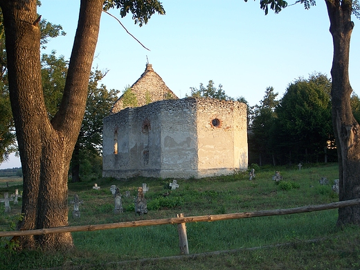 Huta Raniecka, ruiny cerkwi greckokatolickiej z l.1835-36.