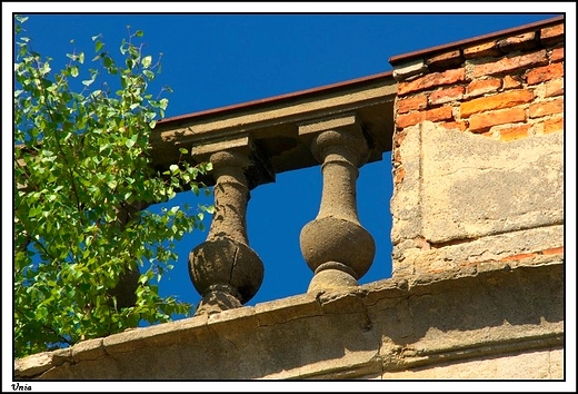 Unia - zrujnowany paac rodziny Chrzanowskich _ zniszczone elementy balustrady