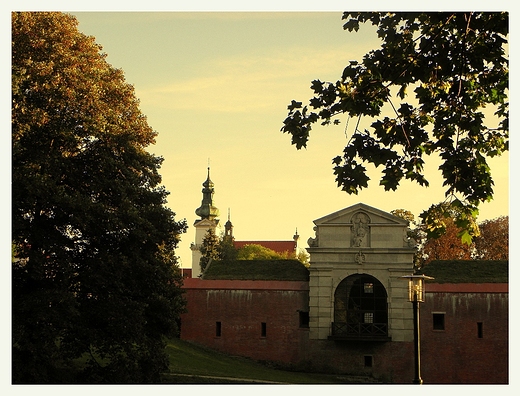 Katedra i Stara Brama Lubelska widziane z parku